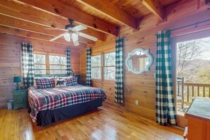 3 bedrooms, desk, iron/ironing board, WiFi - Leeny's Lodge Blue Ridge (Blue Ridge)