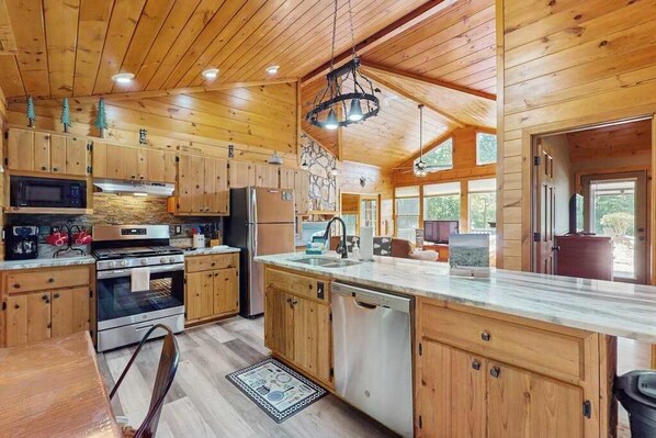 Coffee/tea maker, fridge, microwave, oven - Time Out Blue Ridge - Hot tub (Blue Ridge)