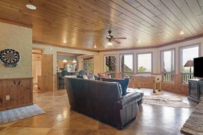 Fernseher, Kamin, Tischfußball, Arbeitsbereiche