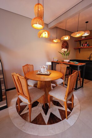 Chalet Mewah, beranda, pemandangan kebun | Tempat makan
