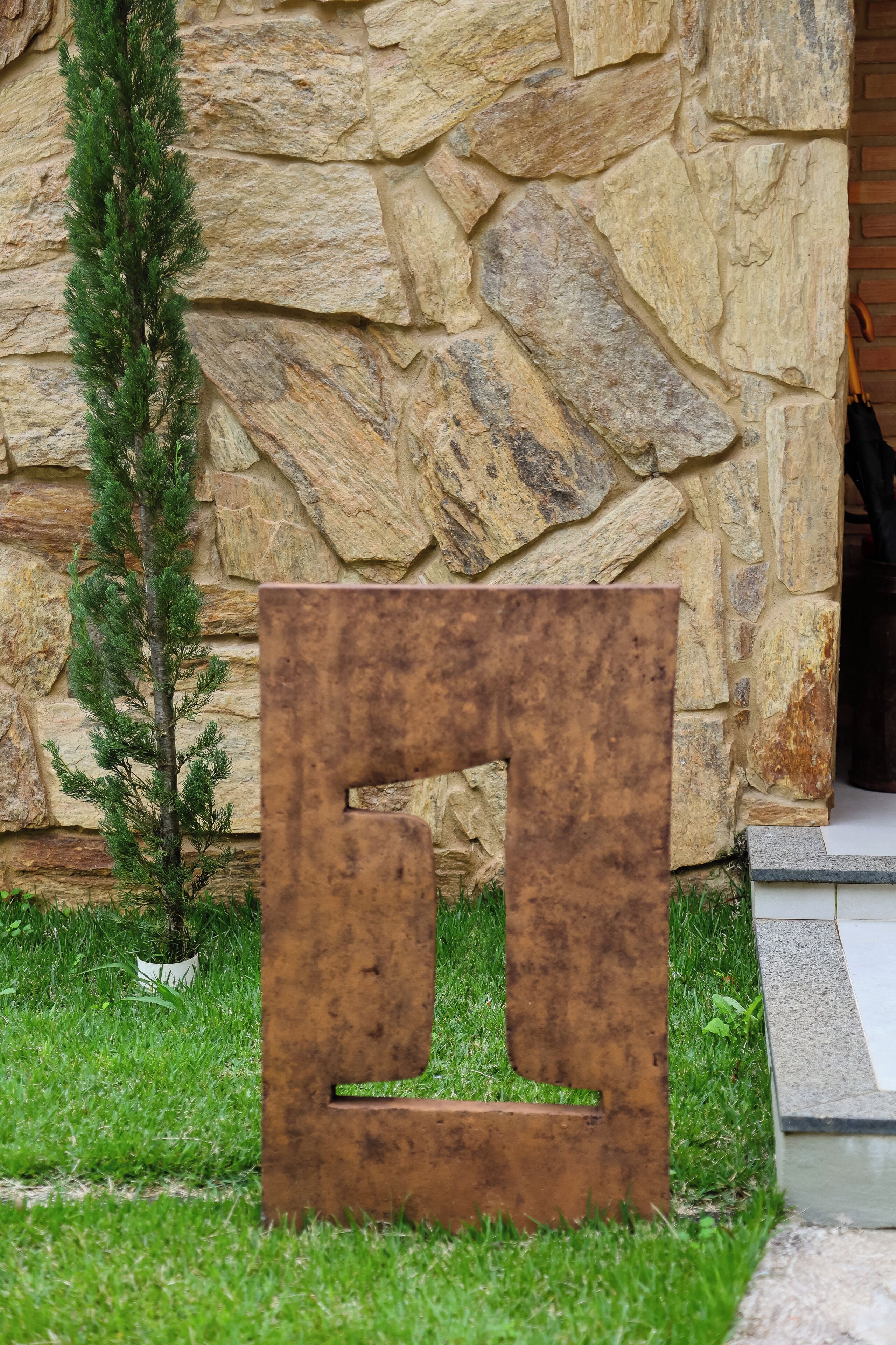 Chalé superluxo, varanda coberta, vista para o jardim | Detalhe da fachada