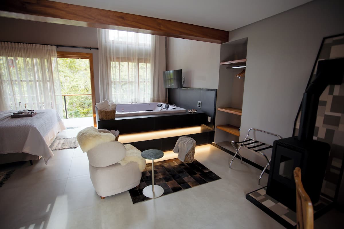 Chalet de lujo, lanai, vista al jardín | Cortinas blackout, tabla de planchar con plancha y wifi gratis