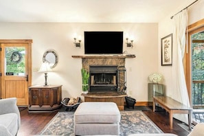 TV, fireplace, DVD player, offices - Wildwood River Retreat (Mineral Bluff)