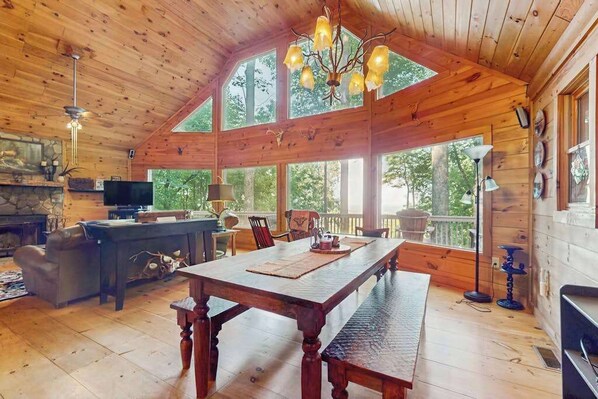Interior - Tranquility Ridge Stays (Ellijay)
