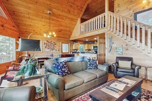 TV, fireplace, offices - Tranquility Ridge Stays (Ellijay)