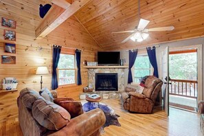 Fernseher, Kamin, Videospiele, DVD-Player