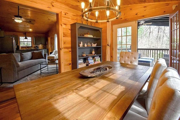Interior - Sunny Bear Escape Stay (Blue Ridge)