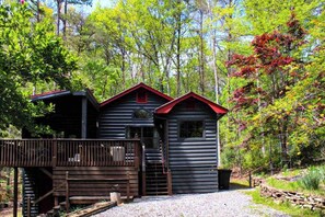 A cabin with a wooden deck and a gravel path leading to it. - Sunny Bear Escape Stay (Blue Ridge)