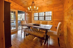 Dining - Sunny Bear Escape Stay (Blue Ridge)