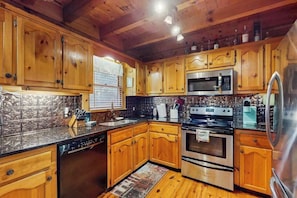 Coffee/tea maker, fridge, microwave, oven - Sunset Mountain Cabin (Ellijay)