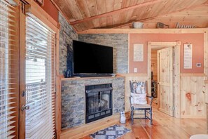 TV, fireplace, DVD player, offices - Amy Creek Cabin Stay (Ellijay)