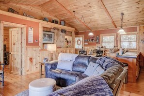 TV, fireplace, DVD player, offices - Amy Creek Cabin Stay (Ellijay)
