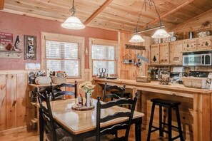 Dining - Amy Creek Cabin Stay (Ellijay)