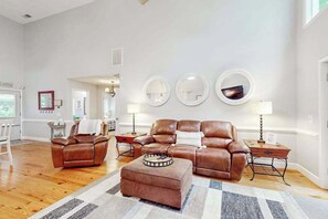 Fernseher, Kamin, Tischfußball, Arbeitsbereiche