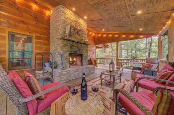 Terrace/patio - Jack Bear's Cabin Stay (Blue Ridge)