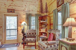 Interior - Jack Bear's Cabin Stay (Blue Ridge)