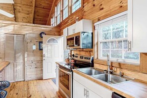 Fridge, microwave, oven, stovetop - Victorian Secret Cabin (Sautee Nacoochee)