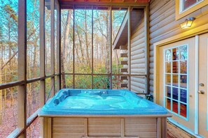 Outdoor spa tub - Victorian Secret Cabin (Sautee Nacoochee)