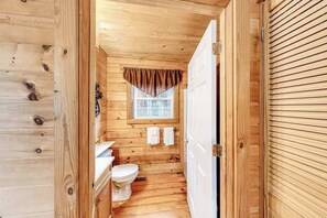 Shower, hair dryer, towels - Victorian Secret Cabin (Sautee Nacoochee)