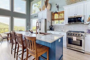 Fridge, microwave, oven, stovetop - Black Bear Summit Cabin (Mineral Bluff)