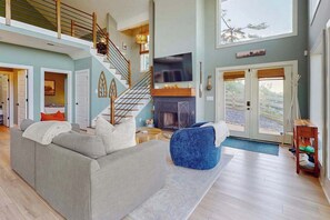 TV, fireplace, offices - Black Bear Summit Cabin (Mineral Bluff)
