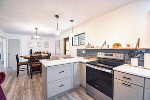 Wasserkocher mit Kaffee-/Teezubehör, Kühlschrank, Mikrowelle, Ofen