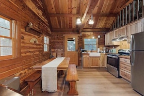 Coffee/tea maker, fridge, microwave, oven - Creekside Cedar Cabin (Cleveland)