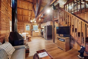 TV, fireplace - Creekside Cedar Cabin (Cleveland)