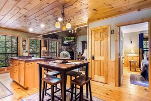 Dining - Gunny's Cabin Retreat (Blue Ridge)