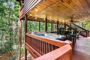 Outdoor dining - Gunny's Cabin Retreat (Blue Ridge)