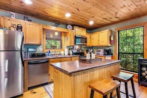 Coffee/tea maker, fridge, microwave, oven - Gunny's Cabin Retreat (Blue Ridge)