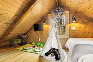Iron/ironing board, WiFi, bed sheets - The Treehouse at the Rise Retreat (Blairsville)