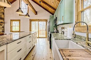 Coffee/tea maker, fridge, microwave, oven - The Treehouse at the Rise Retreat (Blairsville)