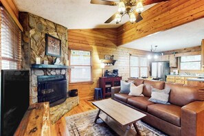 TV, fireplace, offices - Bluebird Bliss Cabin (Blue Ridge)