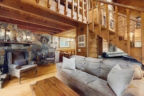 TV, fireplace, DVD player, stereo - Talona Cabin Blue Ridge (Blue Ridge)