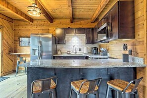 Wasserkocher mit Kaffee-/Teezubehör, Kühlschrank, Mikrowelle, Ofen