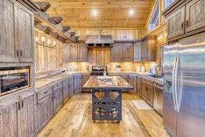 Coffee/tea maker, fridge, microwave, oven - Whiskey Mountain Cabin (Blue Ridge)