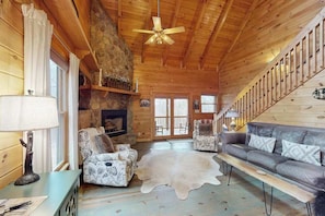 TV, fireplace, offices - Highlands Haven Cabin (Blue Ridge)