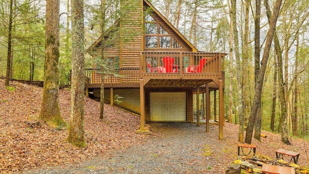 A cabin with a balcony, a garage, and a gravel path. - Bear in the Woods Stay (Blue Ridge)