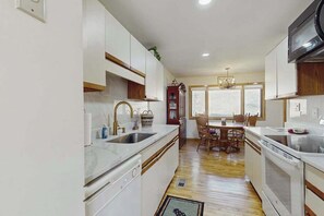 Coffee/tea maker, fridge, microwave, oven - Cool River Condo I Stay (Helen)