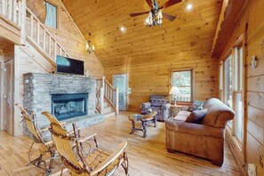TV, fireplace, table football, offices - Moon Kiss Blue Ridge (Blue Ridge)