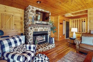 TV, fireplace, offices - Hawk Hollow Retreat - Hot tub (Ellijay)