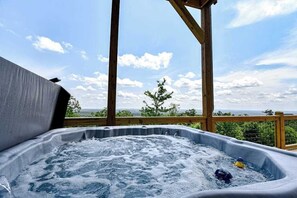 Outdoor spa tub - Mountain Ridge Retreat (Clarkesville)