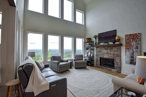 TV, fireplace, video games, foosball - Mountain Ridge Retreat (Clarkesville)