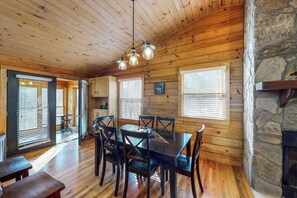 Dining - Misty Mountain Retreat (Rabun Gap)