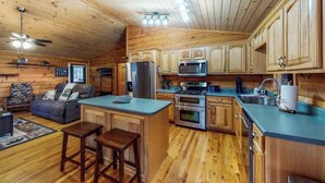 Ein Ferienhausinnenraum mit Küche, Essbereich und Wohnzimmer.