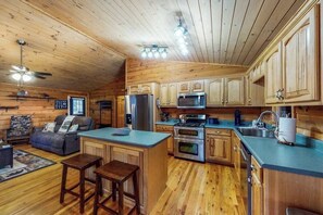 Coffee/tea maker, fridge, microwave, oven - Misty Mountain Retreat (Rabun Gap)