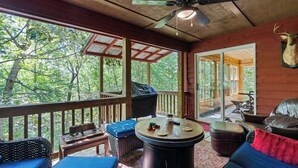 A covered outdoor area with a ceiling fan, a round table, and seating. - It's a Wonderful Life (Sautee Nacoochee)