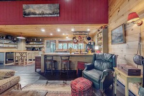 TV, fireplace, stereo, offices - It's a Wonderful Life (Sautee Nacoochee)