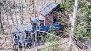 Eine Holzhütte mit einer Holzterrasse und einer Metalltreppe.